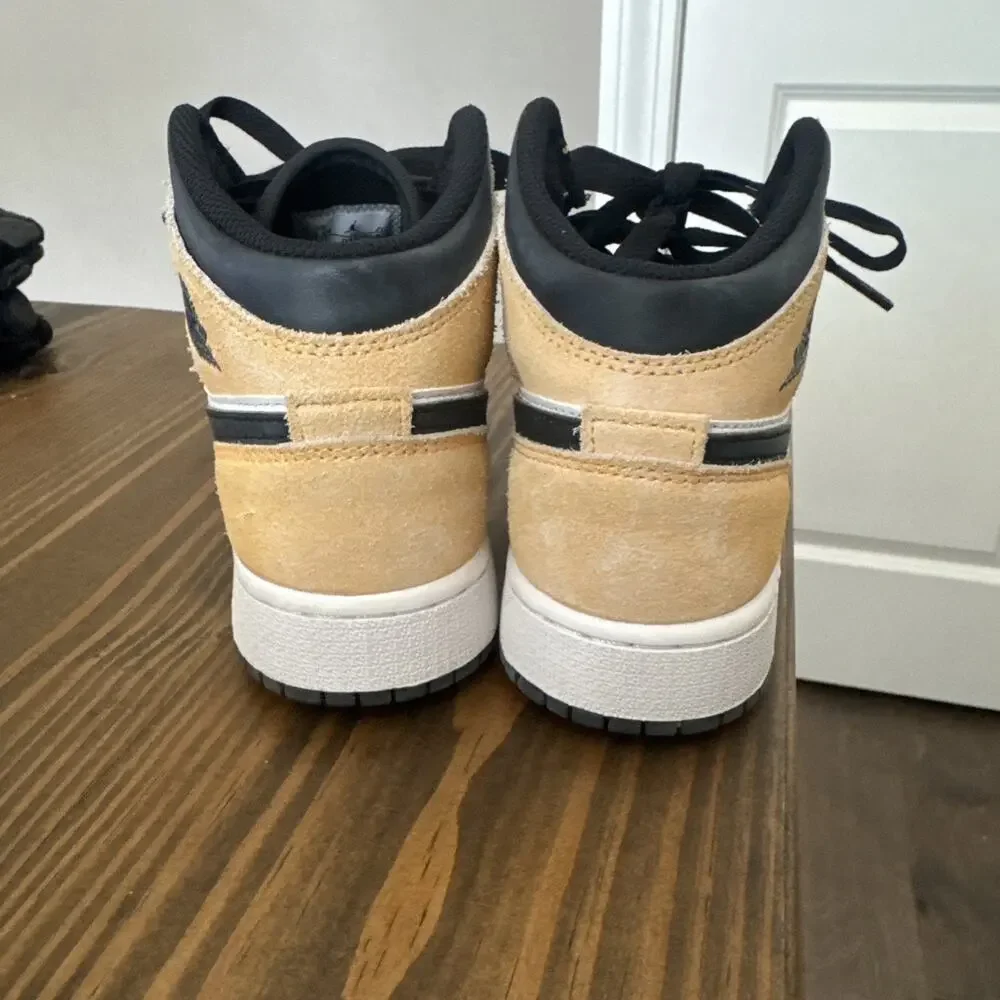 Jordan 1 mid SE Flight Club Grade School 3.5Y